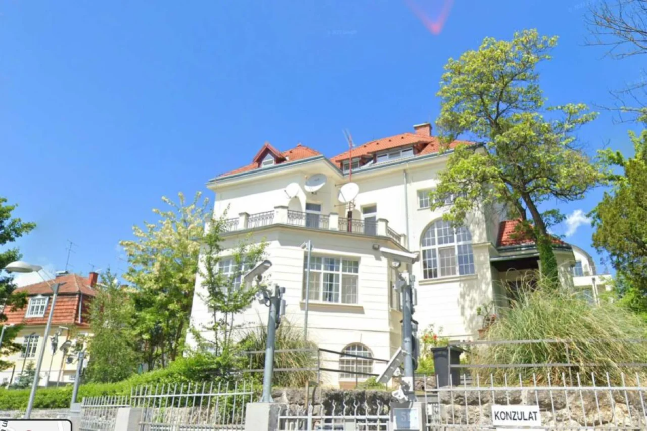Parabolic antennas and Uda-Yaga antennas at the Russian embassy in Croatia (Фото: Google Earth)