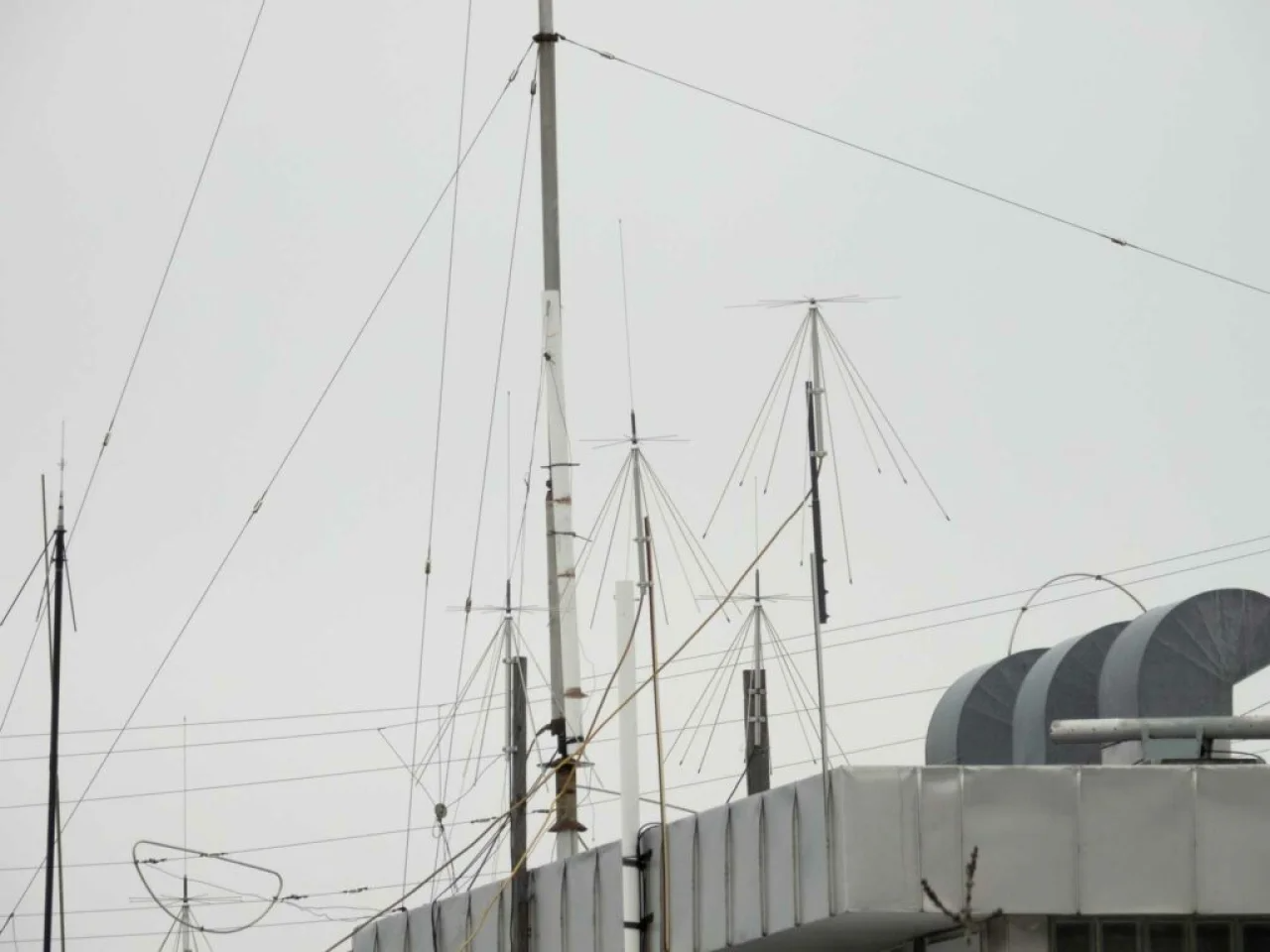 Vertical and magnetic loop antennas on the roof of the Russian Embassy in Sweden (Фото: Expressen)