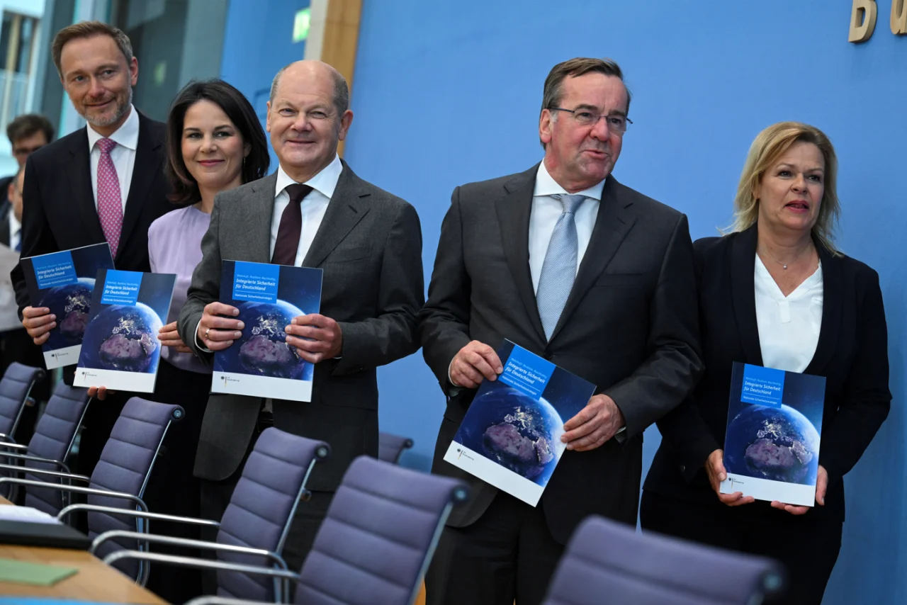 From left to right: Finance Minister Christian Lindner, Foreign Minister Annalena Berbock, Chancellor Olaf Scholz, Defense Minister Boris Pistorius and Minister of Internal Affairs Nancy Feser at the presentation of the National Security Strategy in Berlin (Фото: REUTERS/Annegret Hilse)