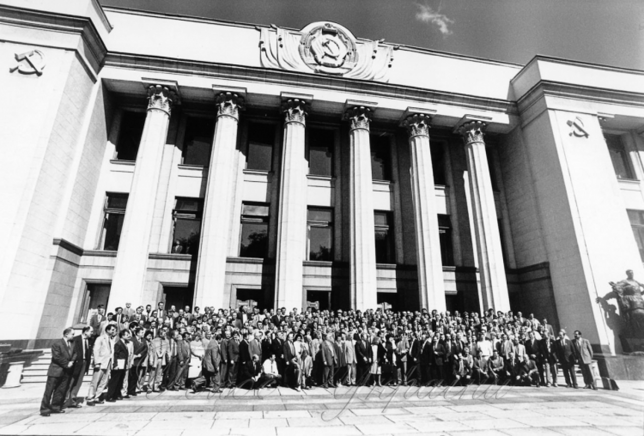 Members of the Verkhovna Rada are photographed after the adoption of the Constitution on the morning of June 28, 1996 (Фото: Oleksandr Klymenko / Voice of Ukraine)