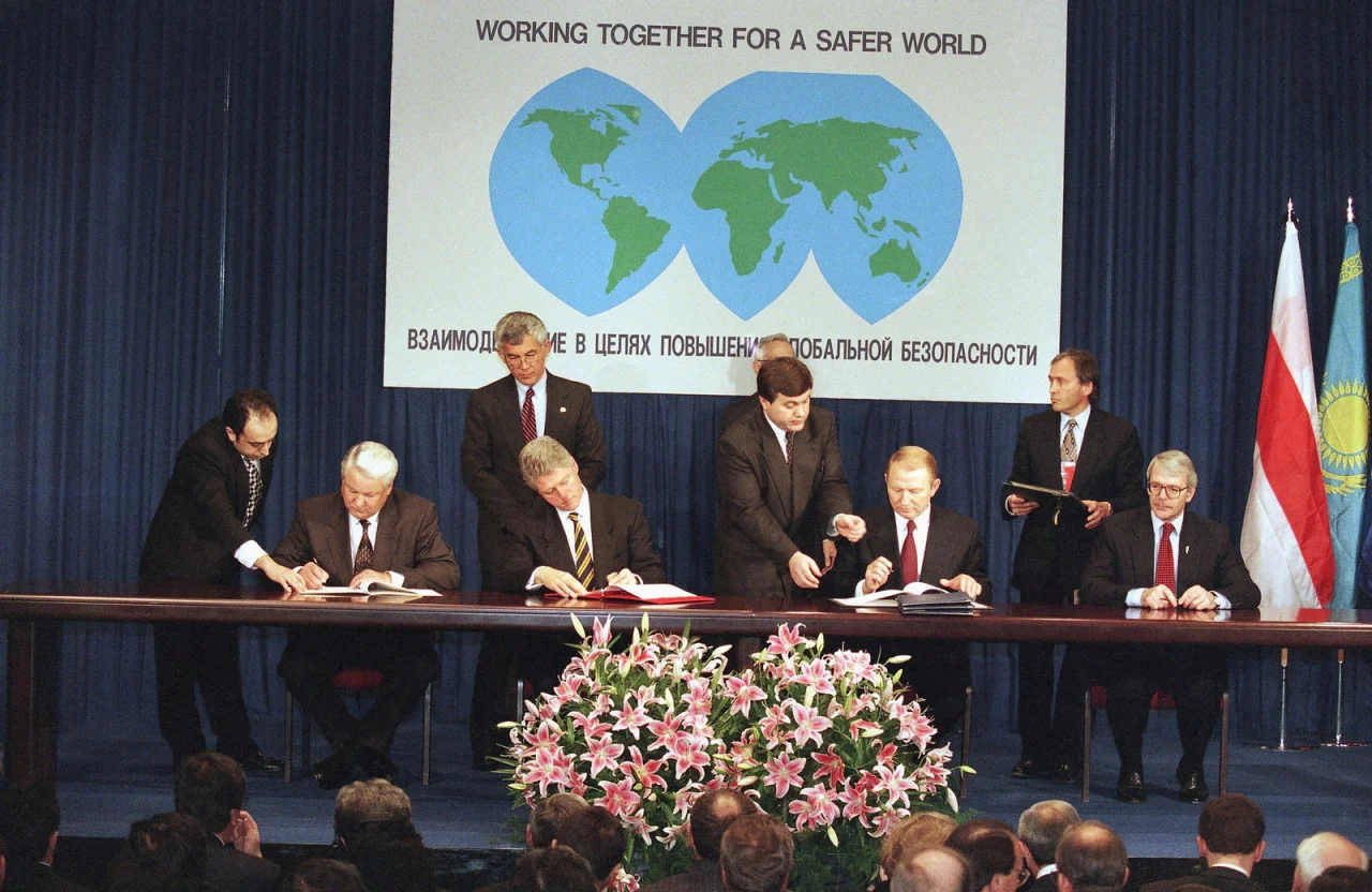 December 1994 summit where Ukraine agreed to dismantle its nuclear arsenal (Фото: AP)