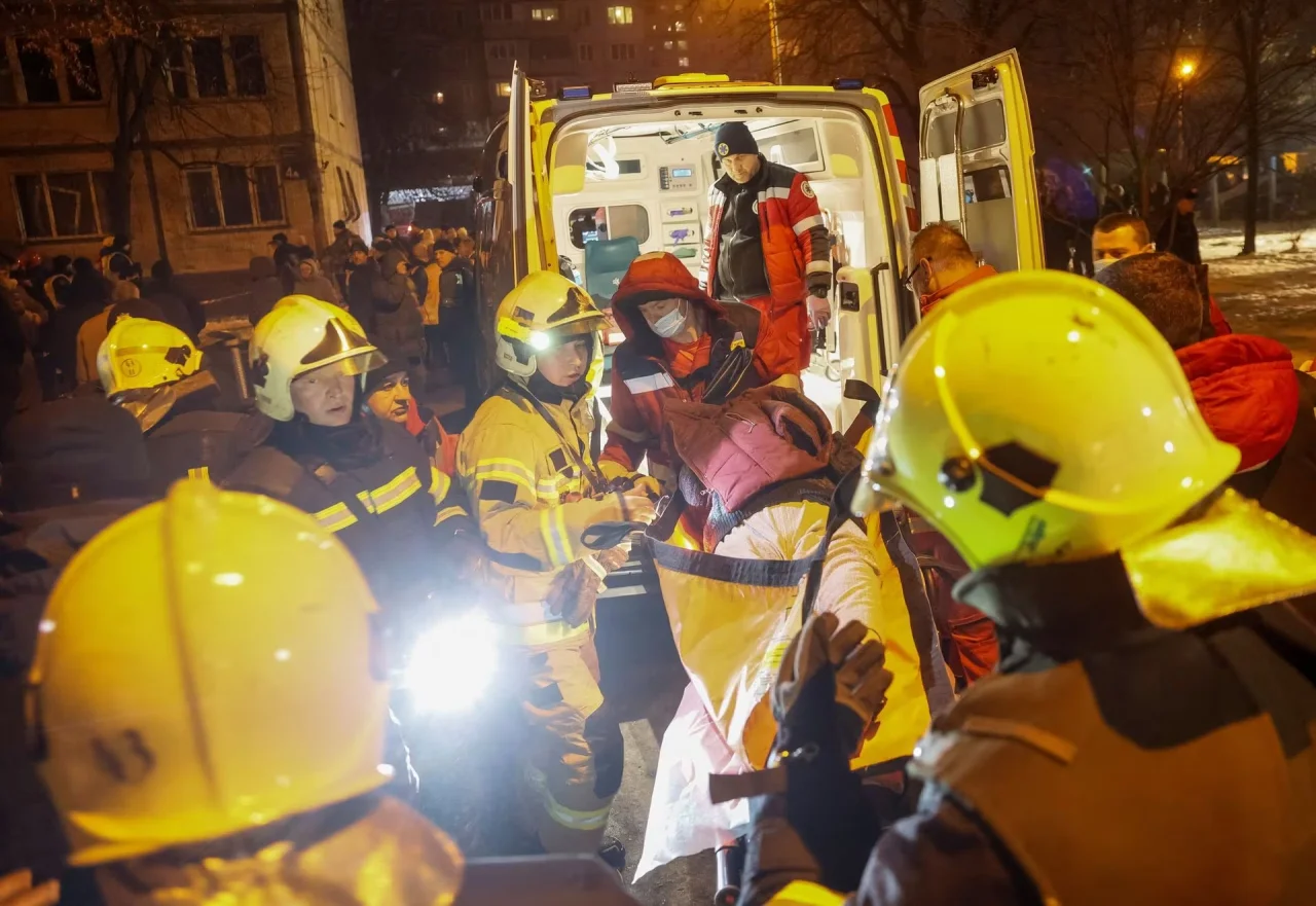 Medics and rescuers provide assistance to the wounded, Kyiv, December 13, 2023 (Фото: REUTERS/Gleb Garanich)