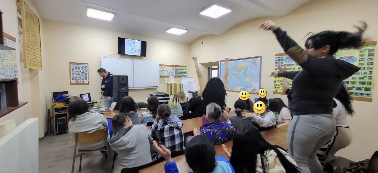 Фото з фейсбук-сторінки Олексія Уманського та Державної установи Закарпатська установа виконання покарань №9 (Фото: На музичну подію ув'язнені реагували по-різному, але переважно – позитивно)