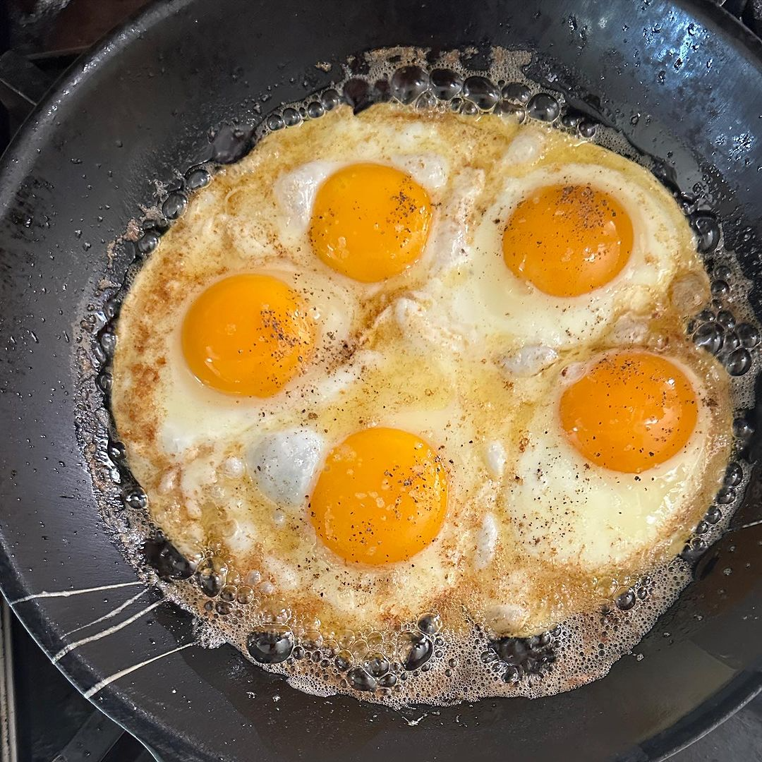 Яичница на сливочном масле (Фото: Instagram @marthastewart48)