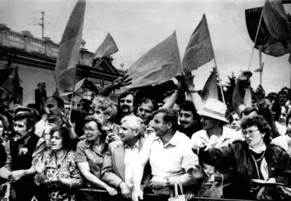 Мітингувальники під час ухвалення Декларації про державний суверенітет України (Фото: WikiMedia)