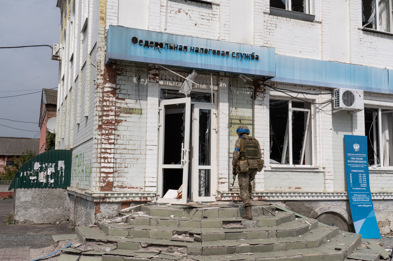 В НАЛОГОВОЙ ВЫХОДНОЙ: Военный ВСУ заходит в разрушенный офис российской налоговой службы (Фото: Fabien Nachi / SOPA via Reuters)