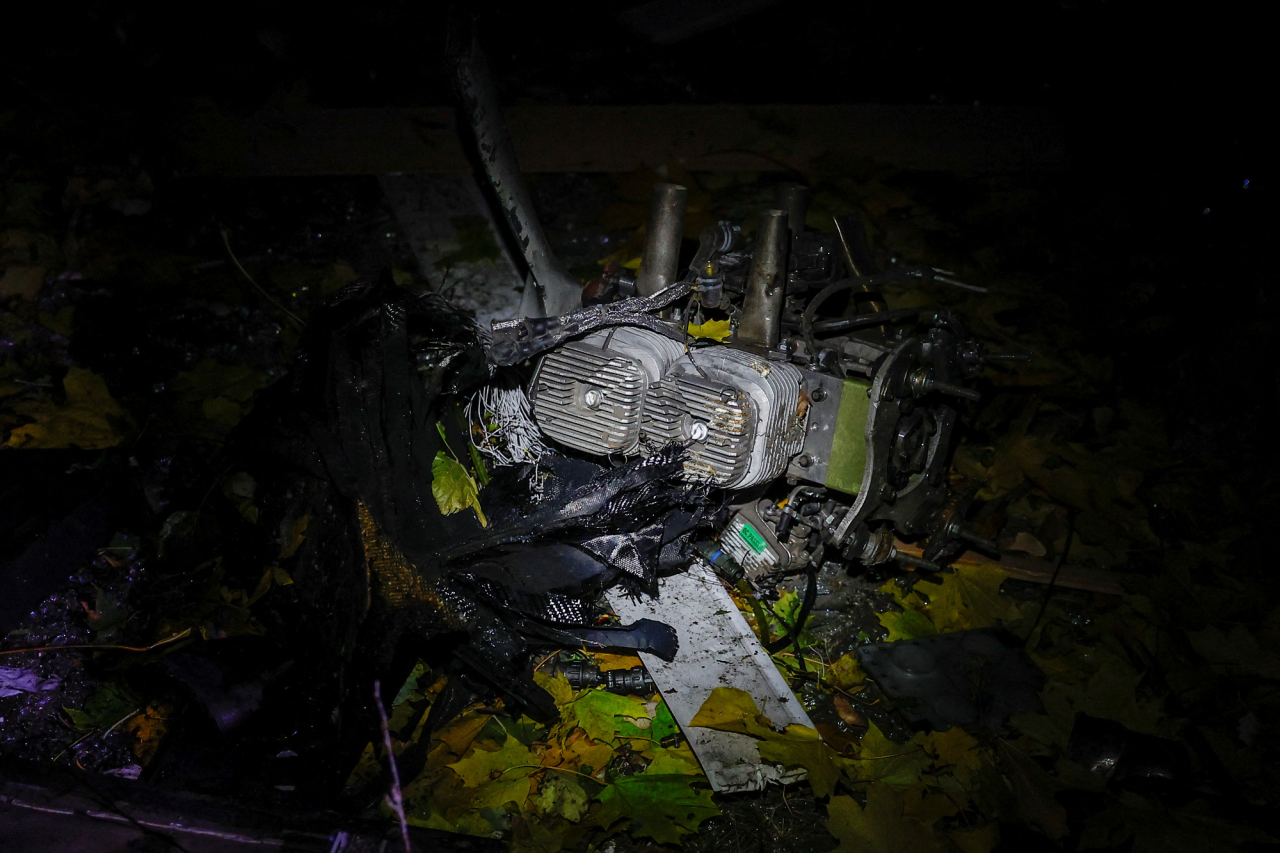 Shahed's engine near the damaged nine-story building in Solomyanskyi district of Kyiv (Фото: REUTERS/Valentyn Ogirenko)