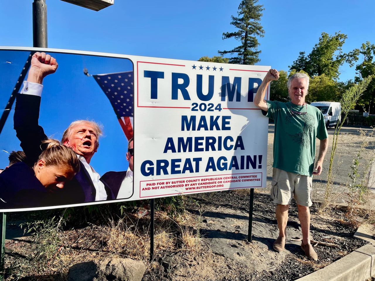 THE POWER OF TRUMP: Californian Guy Lynn shows who he'll vote for on Nov. 5, citing economic conditions and immigration stance as reasons for his choice. (Фото: DR)