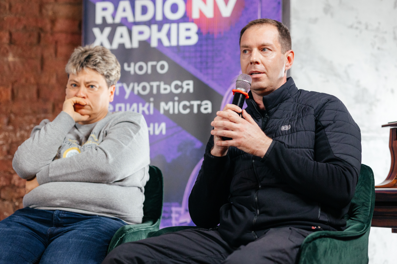Євген Іванов, заступник голови Харківської ОВА (праворуч), Марина Ніколаєва, членкиня правління ГО Смарт Медіа (ліворуч) (Фото: NV)