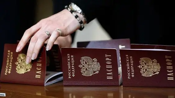 Практично всі жителі Криму мають російські паспорти. Скільки з них зберегли українське громадянство, невідомо (Фото: Getty Images)