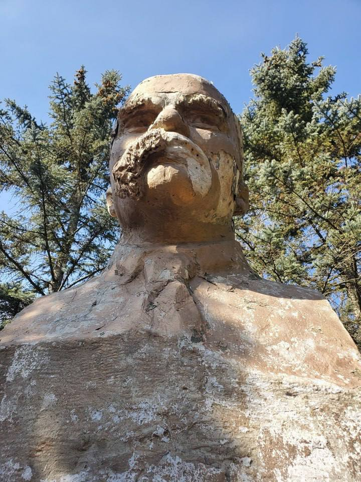Пам'ятник Леніна переробили на пам'ятник Шевченку (Фото: Україна Інкогніта)