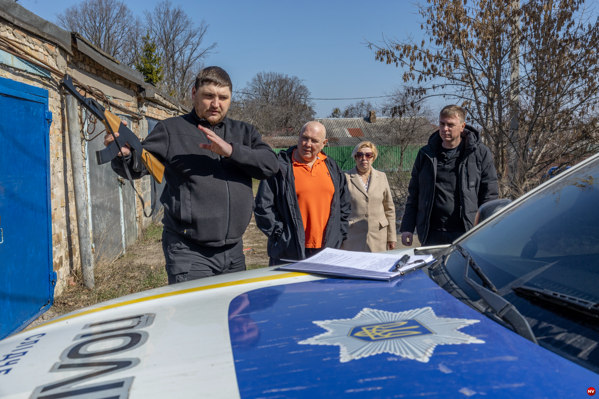 Поліцейські проводять слідчий експеримент поблизу гаражів на вул. Склозаводська. У помаранчевій футболці - місцевий житель Юрій Верховцев (Фото: Олександр Медведєв, NV)