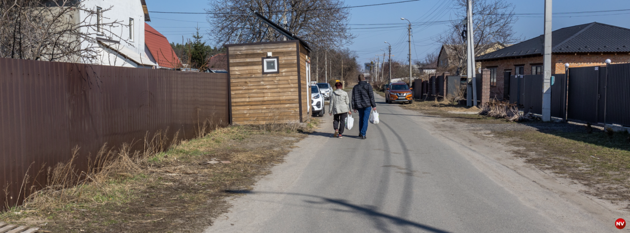 Люди ідуть по вул. Франка у Бучі (Фото: Олександр Медведєв, NV)