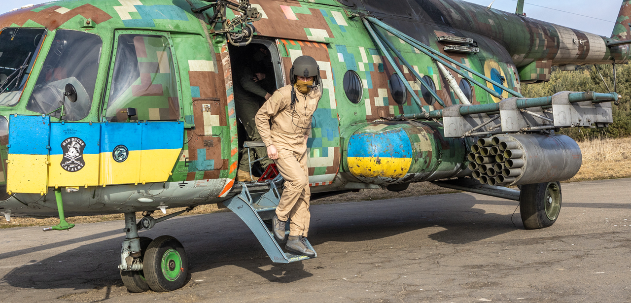 MULTIROLE MACHINE: The Mi-8 wasn’t originally designed as a combat helicopter, but the Ukrainian Armed Forces have armed it with rockets to strike enemy targets from the air. (Фото: Oleksandr Medvedev / NV)