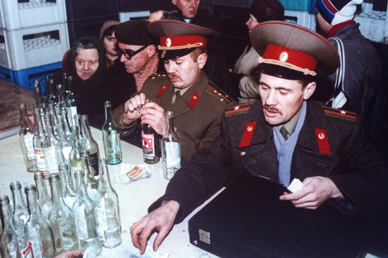 Черга за алкоголем в магазині Москви, друга половина 1980-х років (Фото: Sergei Guneyev / Contributor)