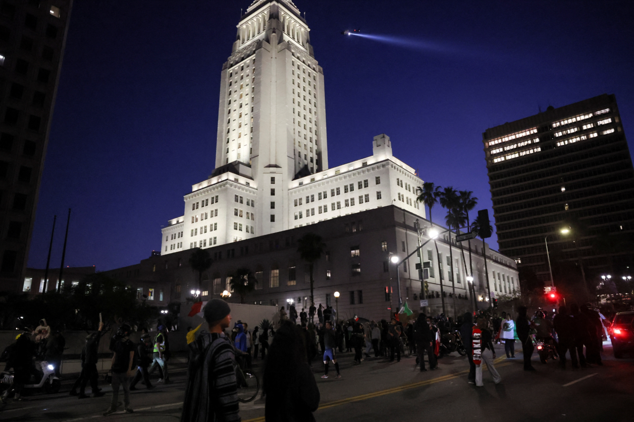 Demonstrators near Los Angeles City Hall on the evening of June 10, 2025. (Фото: REUTERS/Leah Millis)