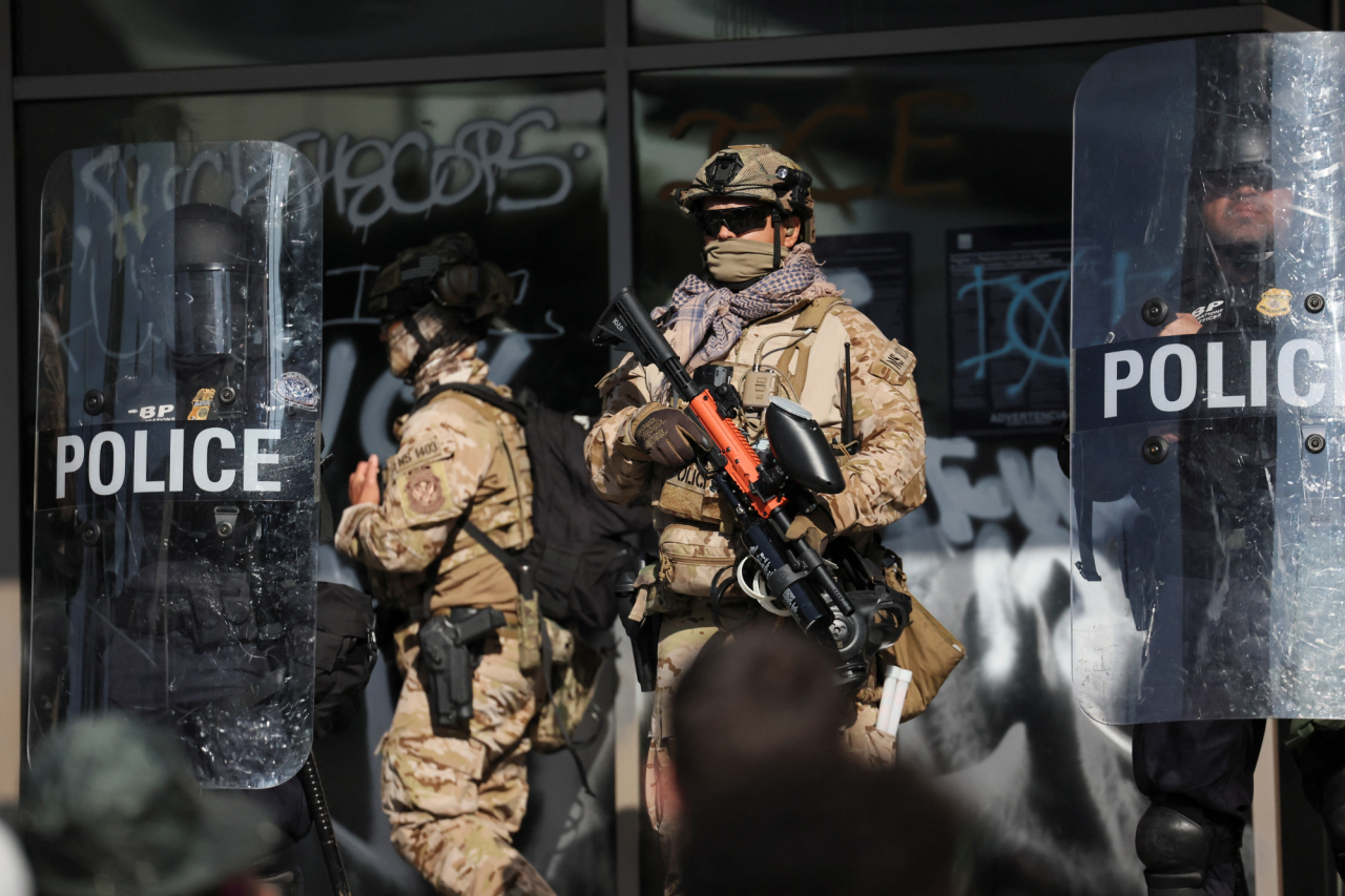 U.S. National Guard members and law enforcement on guard in downtown Los Angeles on June 10, 2025. (Фото: REUTERS/Leah Millis)