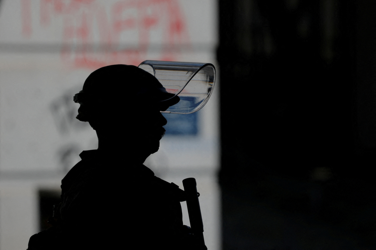 A California National Guard member stands guard near the Edward Roybal Federal Building in Los Angeles, the epicenter of the initial protest waves, on June 10, 2025. (Фото: REUTERS/Mike Blake)