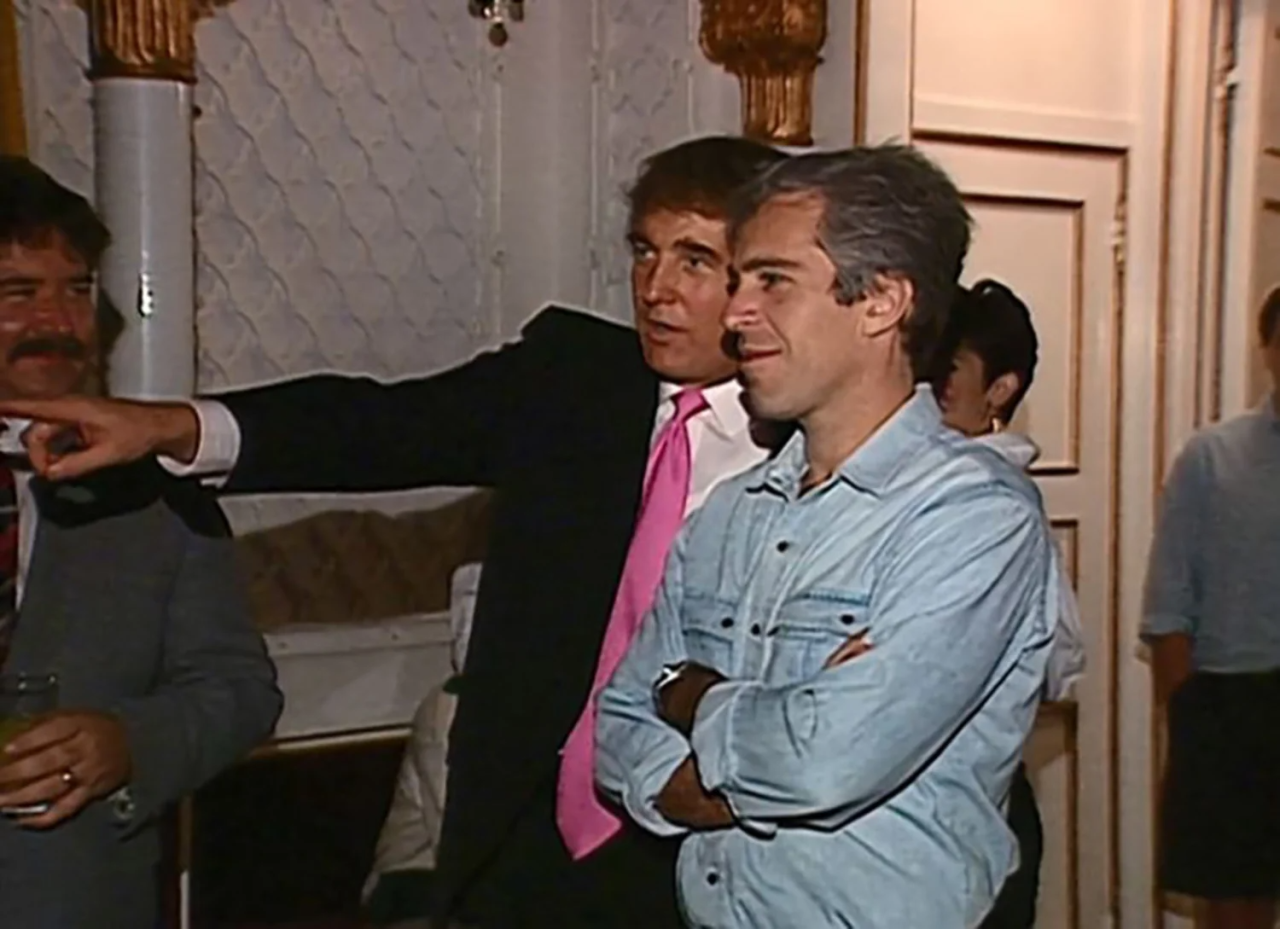 Трамп та Епштейн на вечірці у Мар-а-Лаго, 1992 рік (Фото: Скриншот NBC News)