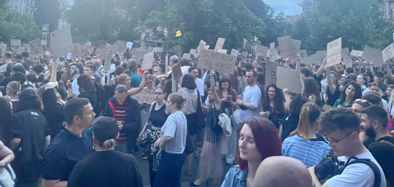 Protestors against NABU law (Фото: Anthony Bartaway)