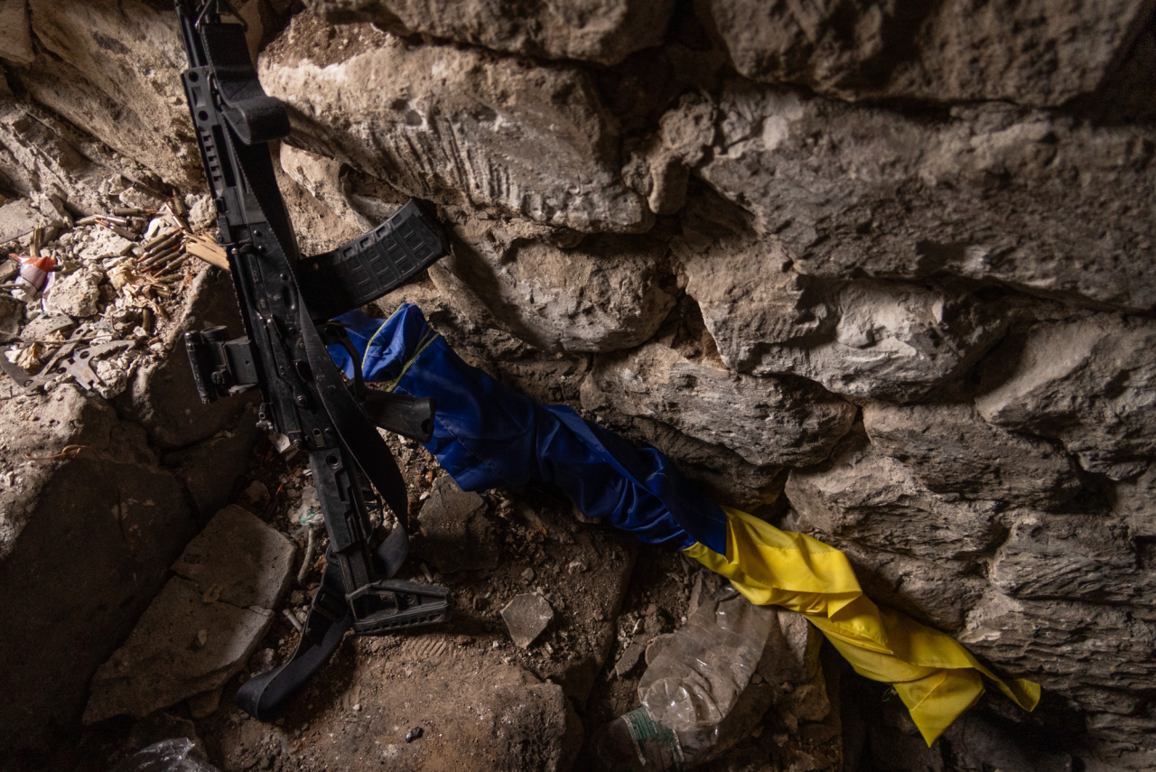 Журналісти змогли зафільмувати, як над звільненою Андріївкою підіймають український прапор (Фото: AP/Frontline)