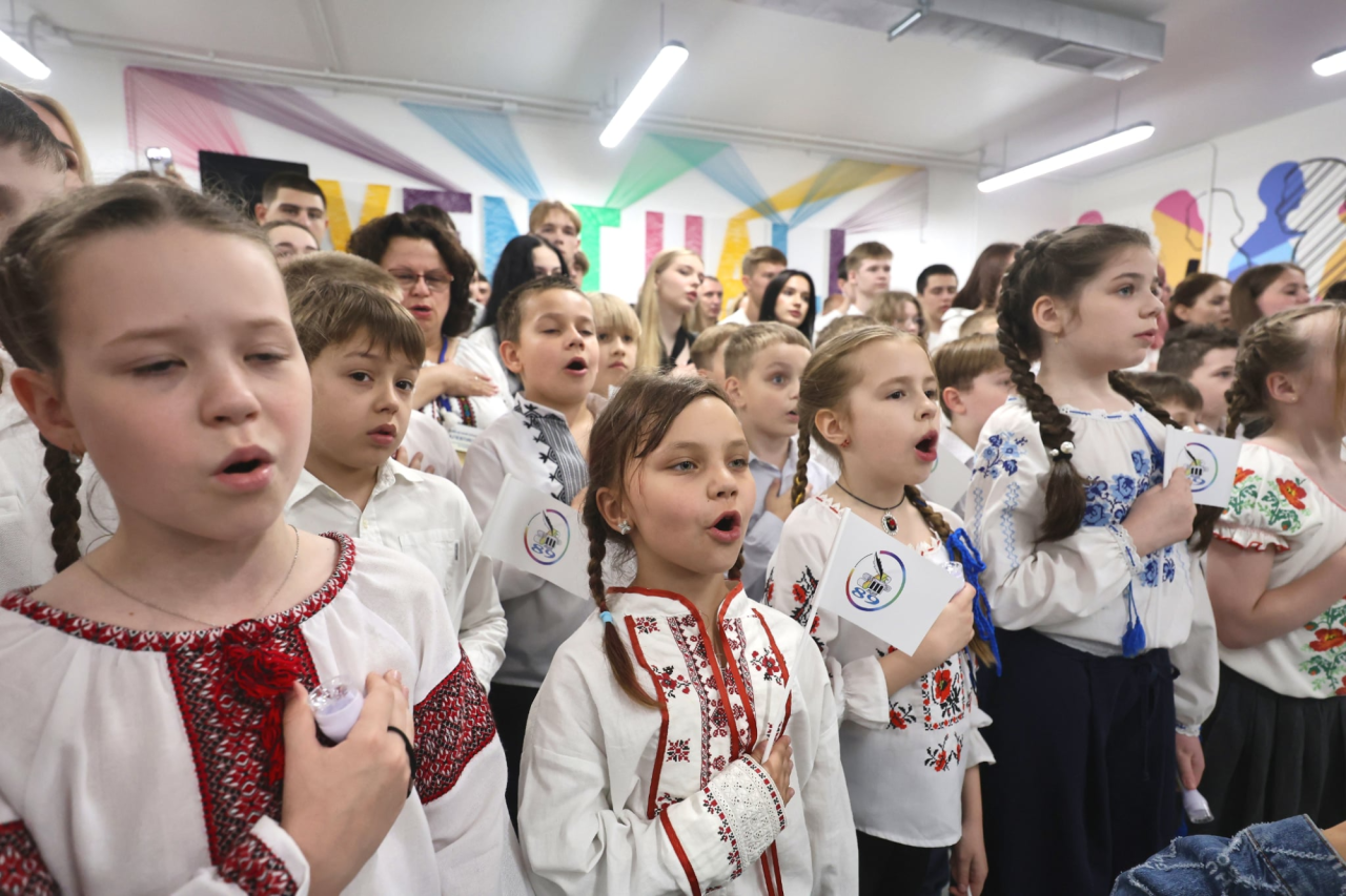 Собеседник NV, отец второклассника из Киева рассказывает, что заметил формализованное отношение школьников к минуте молчания и национальным символам. (Фото: Reuters)