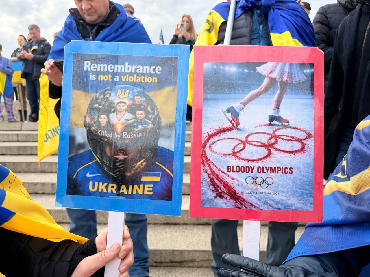 На деяких плакатах підтримали скелетоніста Владислава Гераскевича (Фото: Dalia Abdelwahab/CNN)