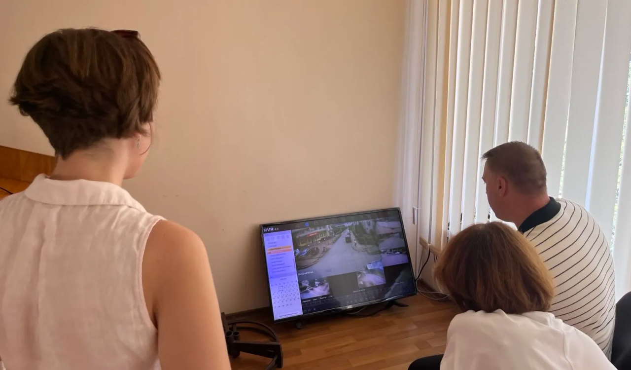 Журналістки NGL.media разом із заступником мера Перечина переглядають записи з вуличних камер спостереження (Фото: NGL.media)