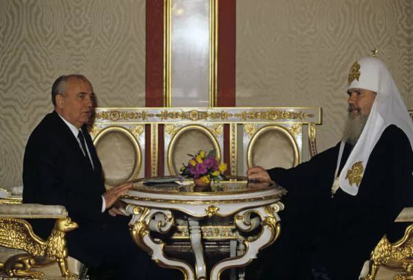 Президент СРСР Михайло Горбачов та патріарх Олексій ІІ (Фото: Скриншот ТБ СРСР)