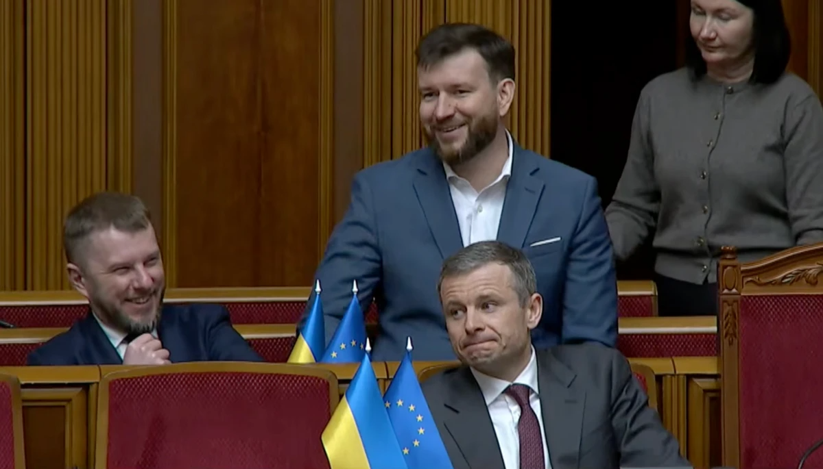 Представники уряду з різними емоціями спостерігали за тим, як депутати провалюють податок на OLX (Фото: Скриншот / Рада)