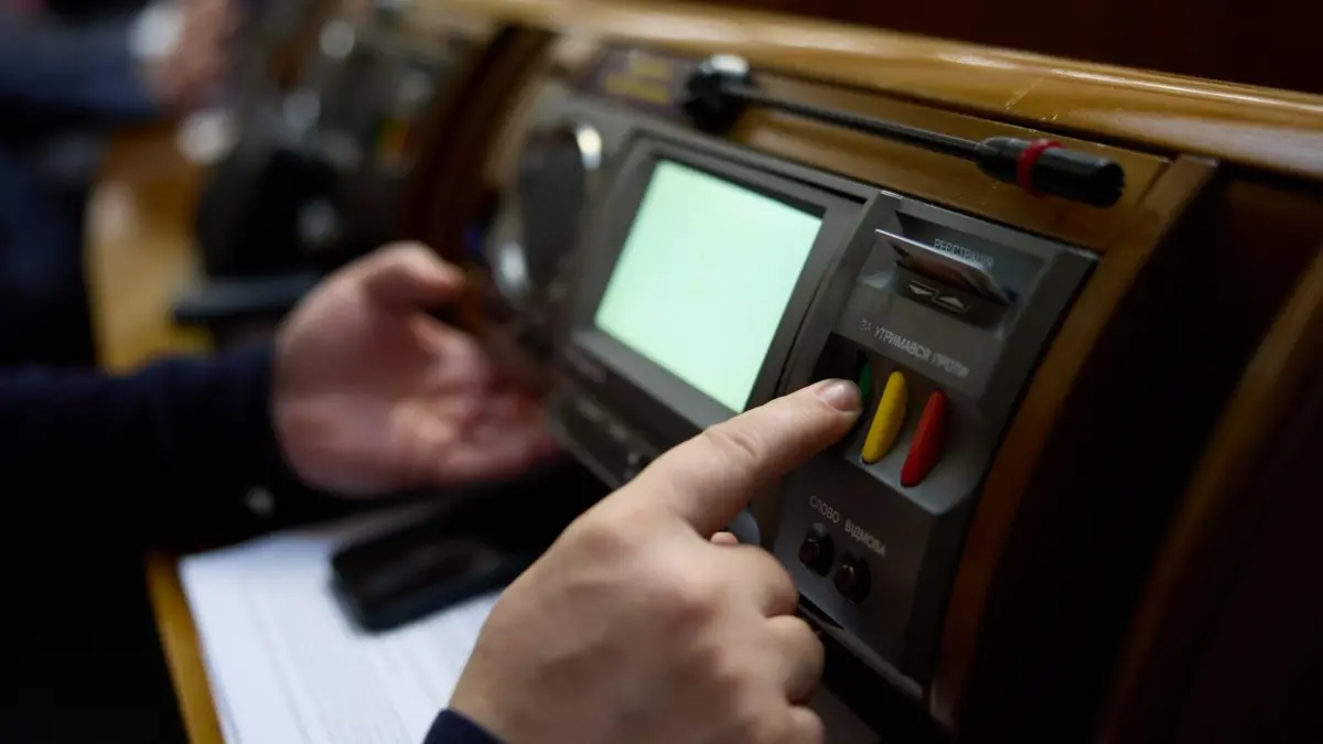 У разі втрати мандатів людьми, що потрапили до парламенту за партійними списками, замінити їх можна наступними у черзі кандидатами, а от якщо мандат втрачає мажоритарник, то під час воєнного стану передати його мандат іншому неможливо, адже це можна зробити лише через вибори на його окрузі, для чого сьогодні немає можливостей (Фото: Facebook | Верховна Рада)