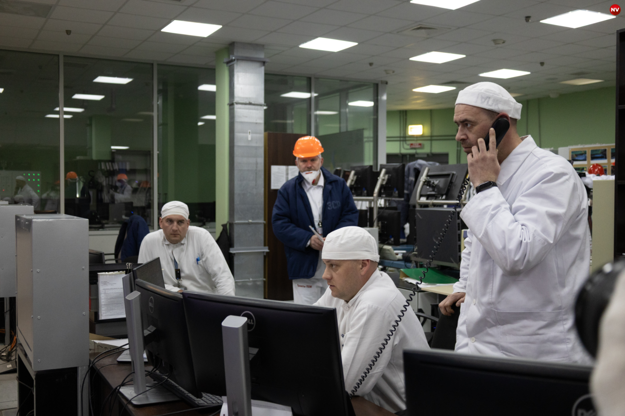 At the control station. Serhii Bokov speaking on the phone. (Фото: Serhii Okunev / NV)
