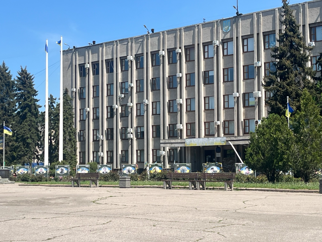 Portraits of fallen Ukrainian soldiers stand in front of the Sloviansk administration building, a reminder of the war’s human cost at the heart of the frontline city. (Фото: Demian Shevko)