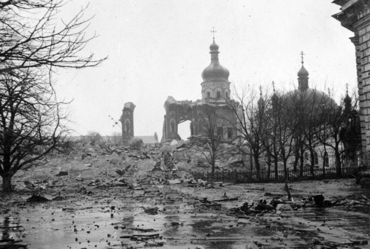 Cоборная площадь Киево-Печерской лавры после взрыва 3 ноября 1941-го (Фото: Fortepan)