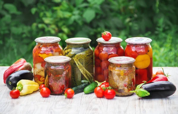 Консервация будет радовать летними вкусностями всю зиму, если выбрать для нее правильные крышки (Фото: depositphotos/ИИ)