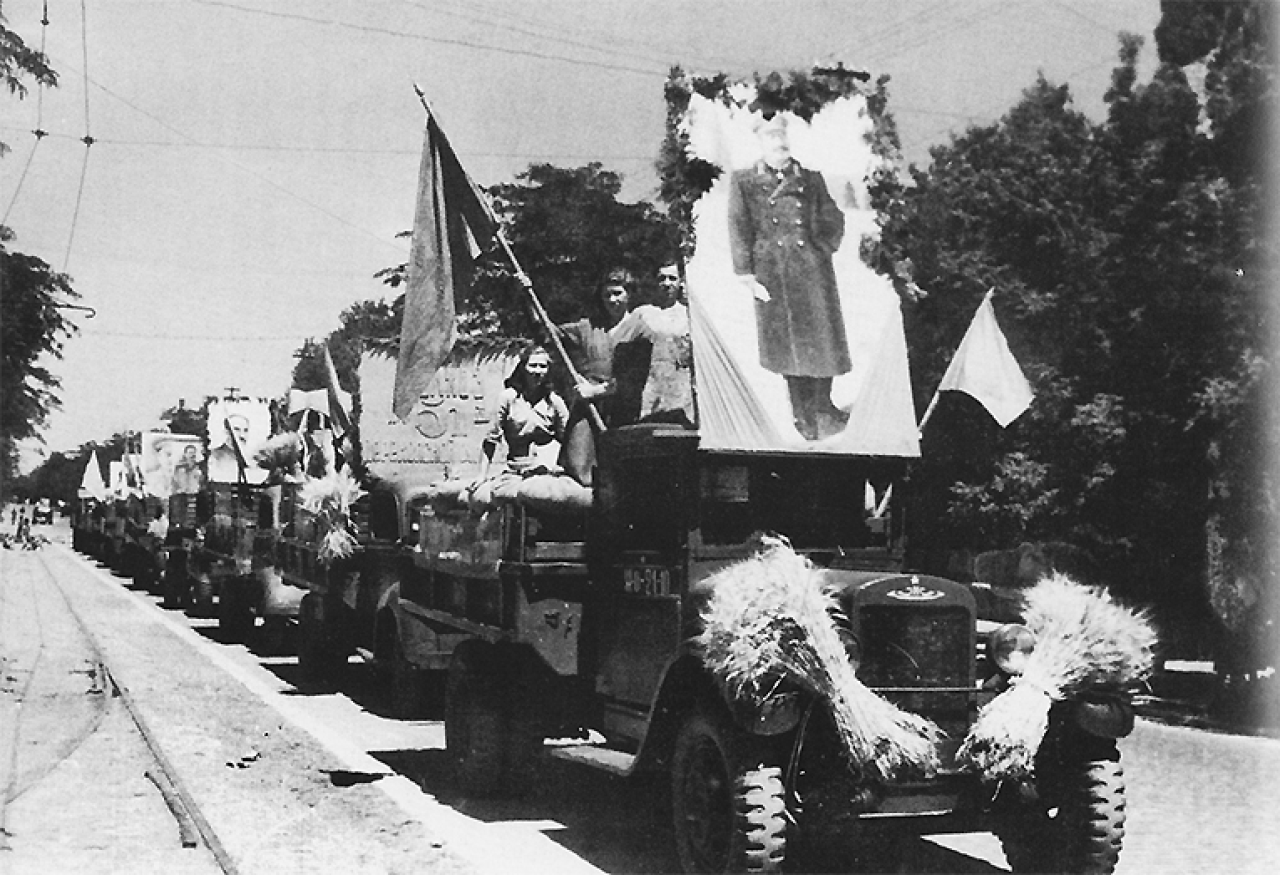 Торжественная сдача зерна в государственные амбары, Одесса, август 1947 года (Фото: DR)