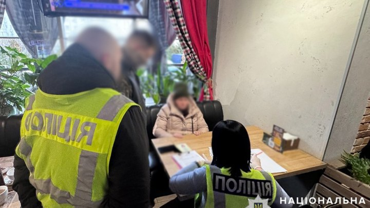 Як ідеться на сайті ГУ Національної поліції в Києві, 43-річна мешканка Київщини  налагодила підпільне «шлюбне агентство». У інтернеті вона підшукувала чоловіків призивного віку (Фото: Національна поліція України)