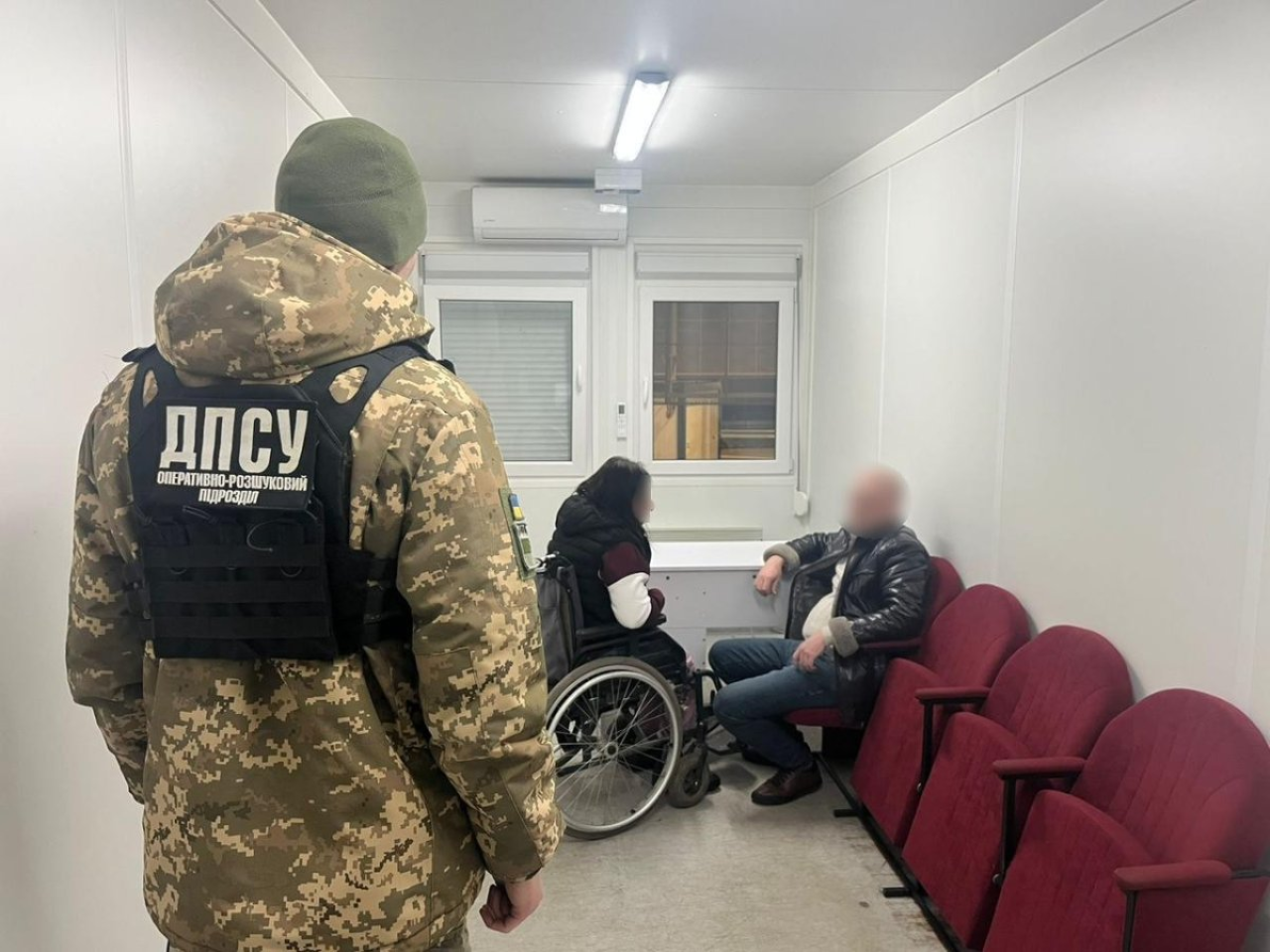 Двоє чоловіків заради виїзду за кордон уклали шлюб з жінками з інвалідністю. Їх викрили на кордоні з Польщею. Грудень, 2024 рік (Фото: dpsu.gov.ua)