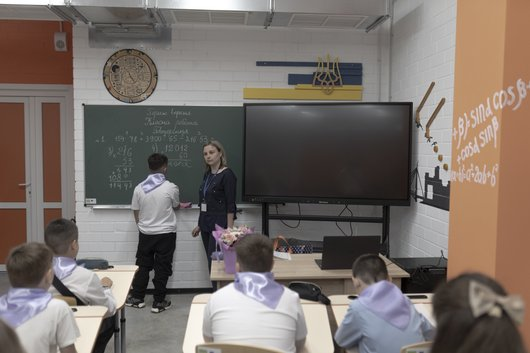 Mathematics lesson in an underground school in the Nemyshlyanski district of Kharkiv (Фото: Public Kharkiv/Mykyta Kuznetsov)