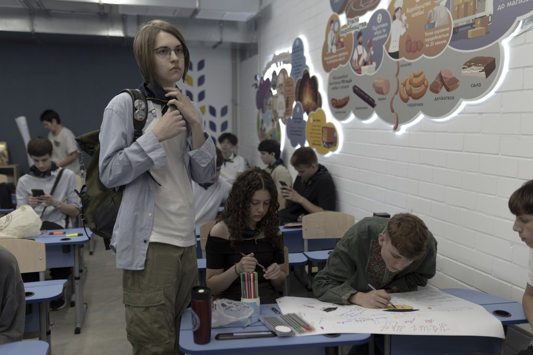 High school students in an underground school in Kharkiv (Фото: Public Kharkiv/Mykyta Kuznetsov)