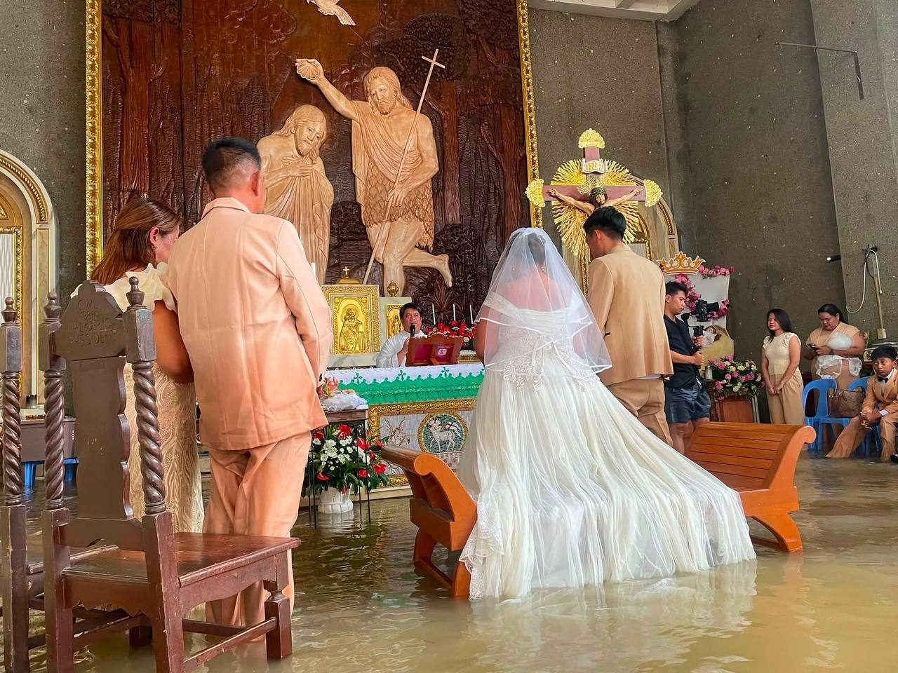 Молодятам радили перенести весілля, проте вони не погодились (Фото: Ang Tinig - St. John the Baptist Parish Hagonoy, Bulacan/Facebook)