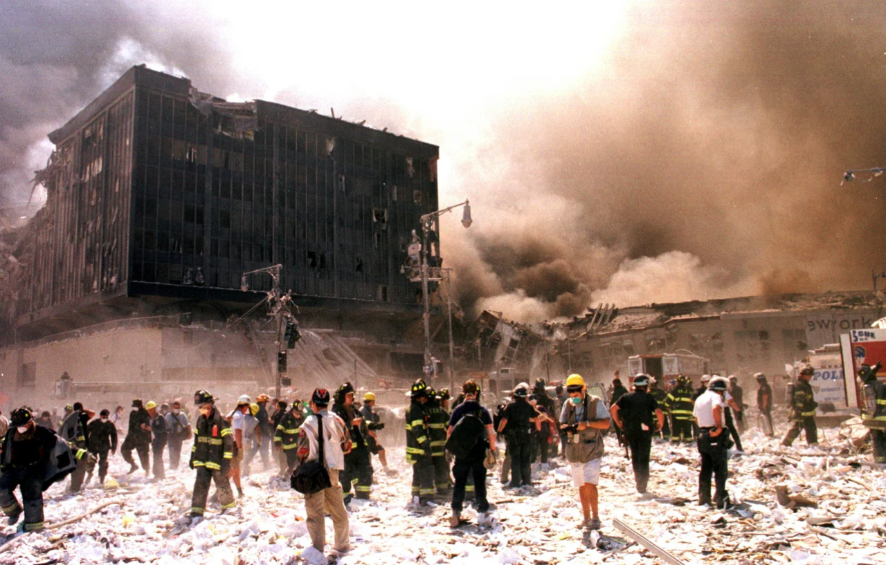Пожежні Нью-Йорка на руїнах ВТЦ, 11 вересня 2001 року (Фото: REUTERS / Stringer)