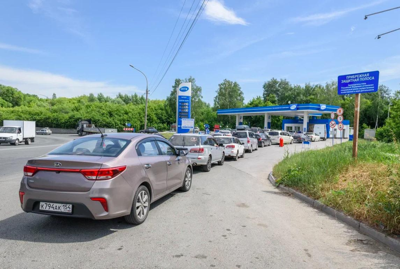 Line at a gas station in Novosibirsk during the summer 2026 fuel crisis. (Фото: Sib.fm)