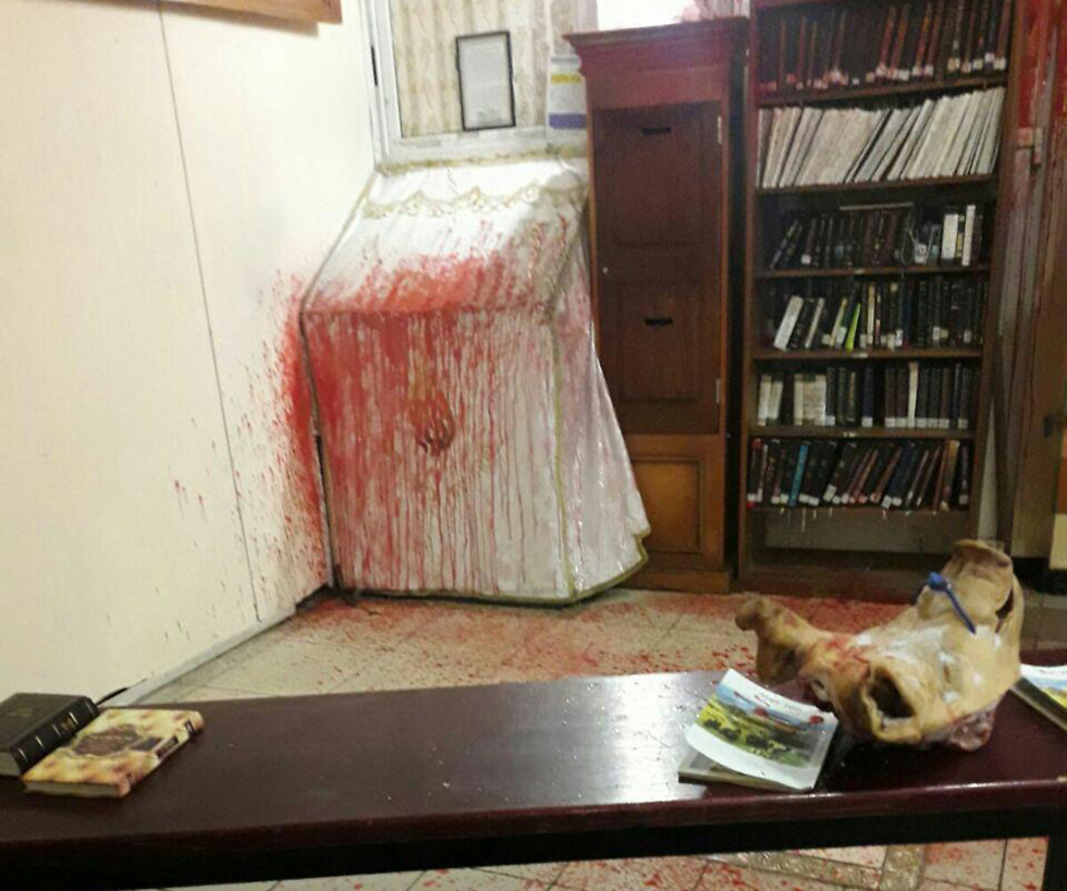 Вандали залили меморіальне приміщення червоною фарбою і принесли голову свині (Фото: Reuters)