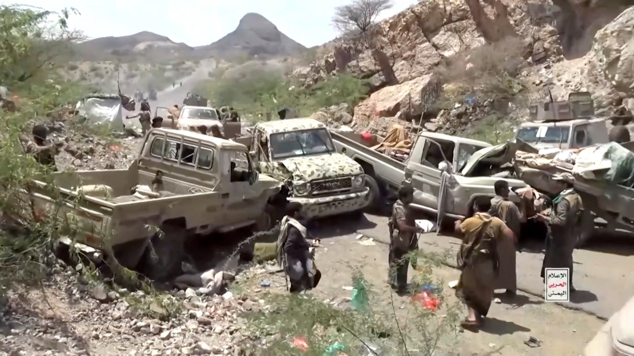 Footage published by a Houthi-controlled television channel and described as showing the aftermath of their strike on Yemeni government forces allied with Saudi Arabia on Sept. 12, 2026. (Фото: Al-Masirah TV/Handout via REUTERS)