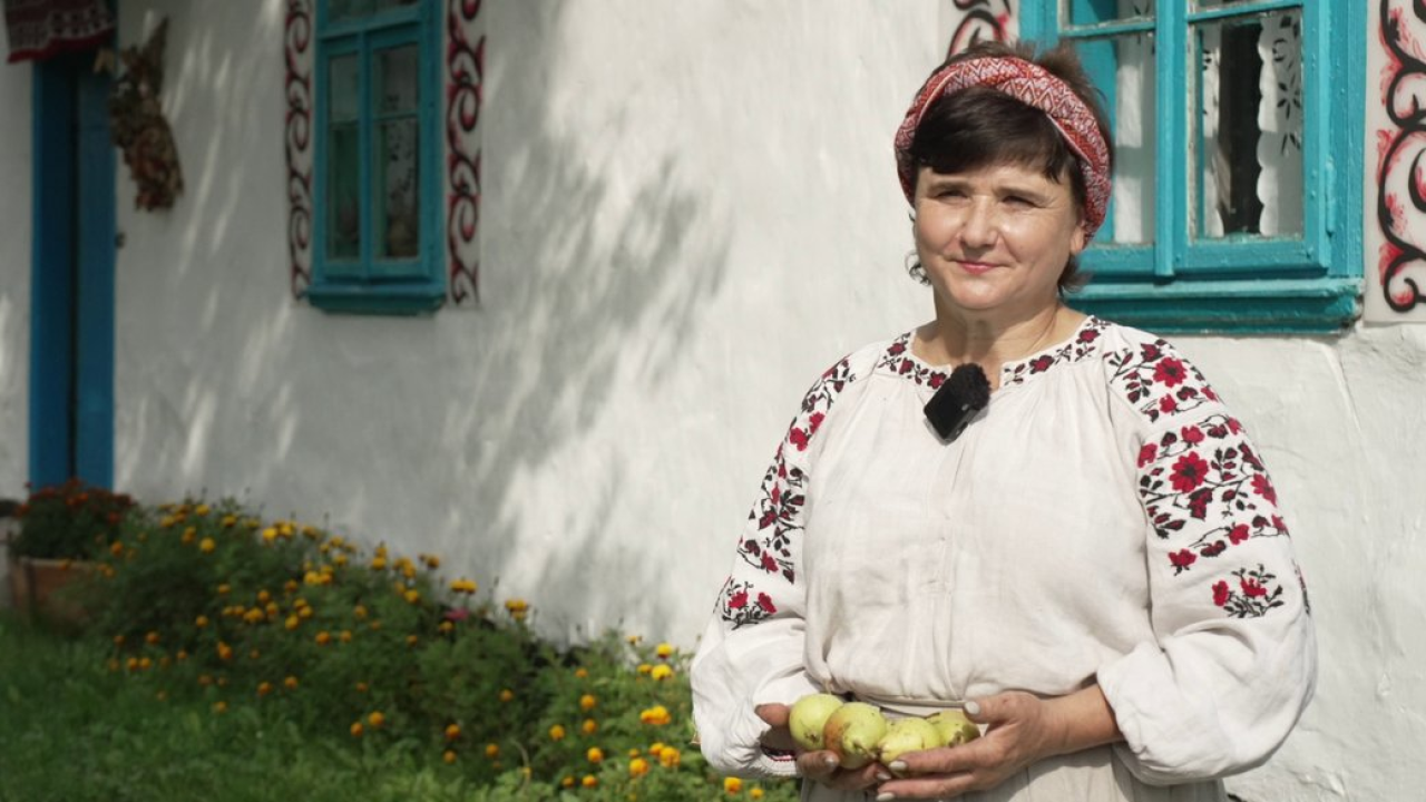 Марія Шершун відновила стару сільську хатину й облаштувала там етносадибу (Фото: Суспільне Рівне)