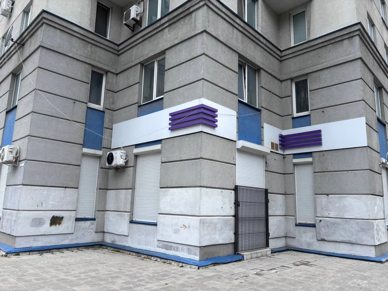 Клініка Аліса розташована на першому поверсі багатоповерхового житлового будинку; зараз приміщення зачинене (Фото: NGL.media)